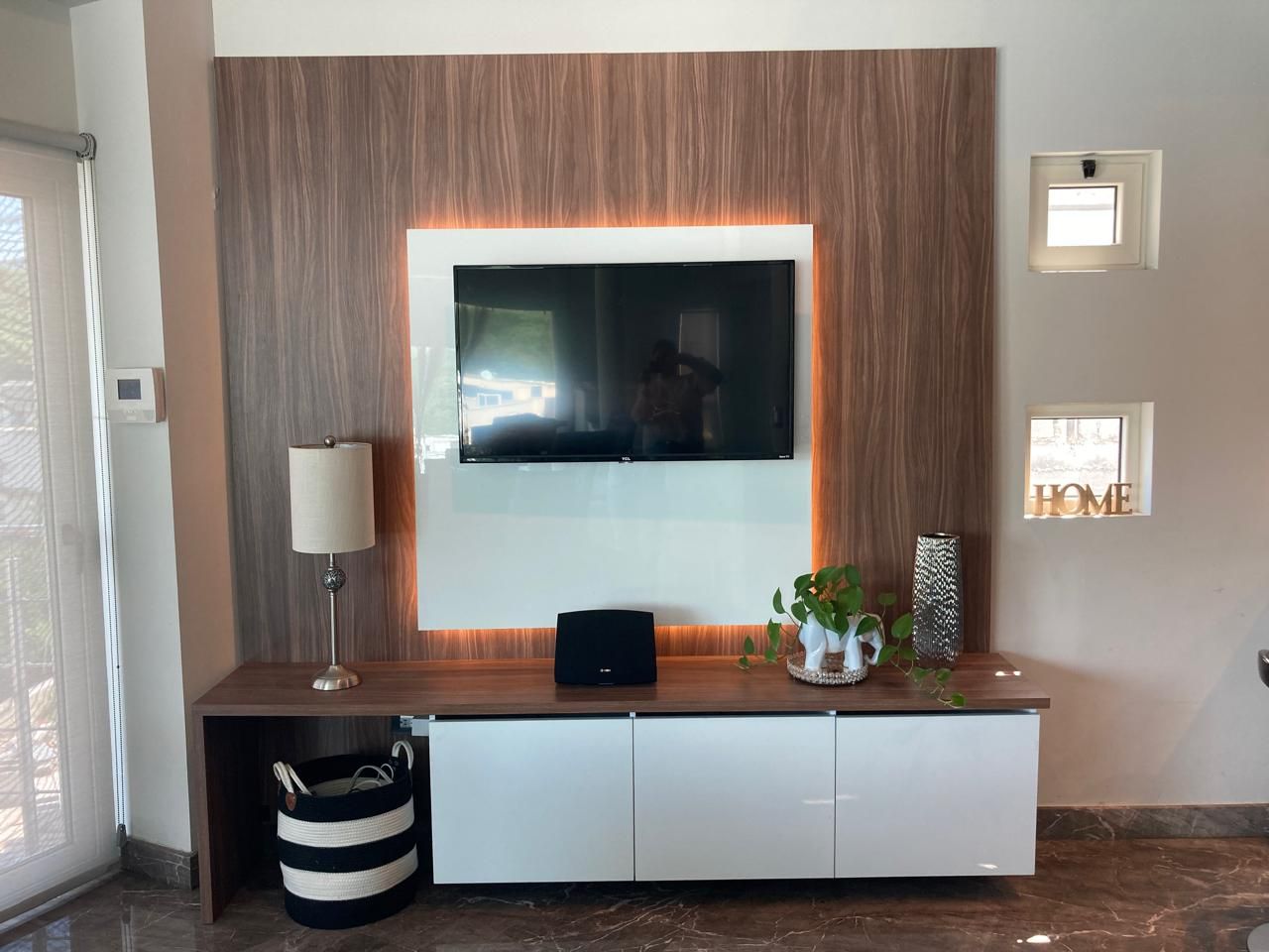 Sala de TV con muro de madera
