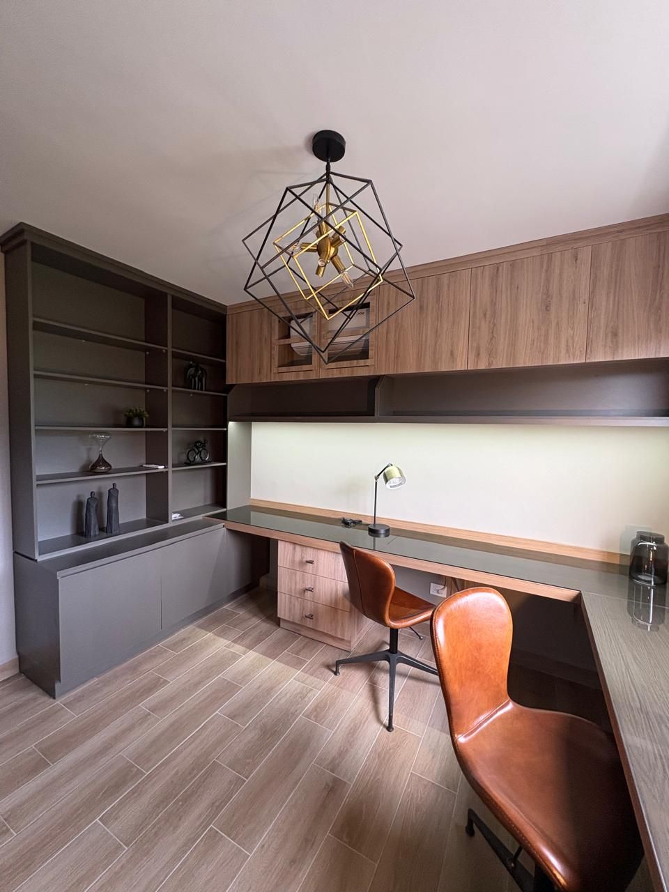 Estudio con escritorio y librero