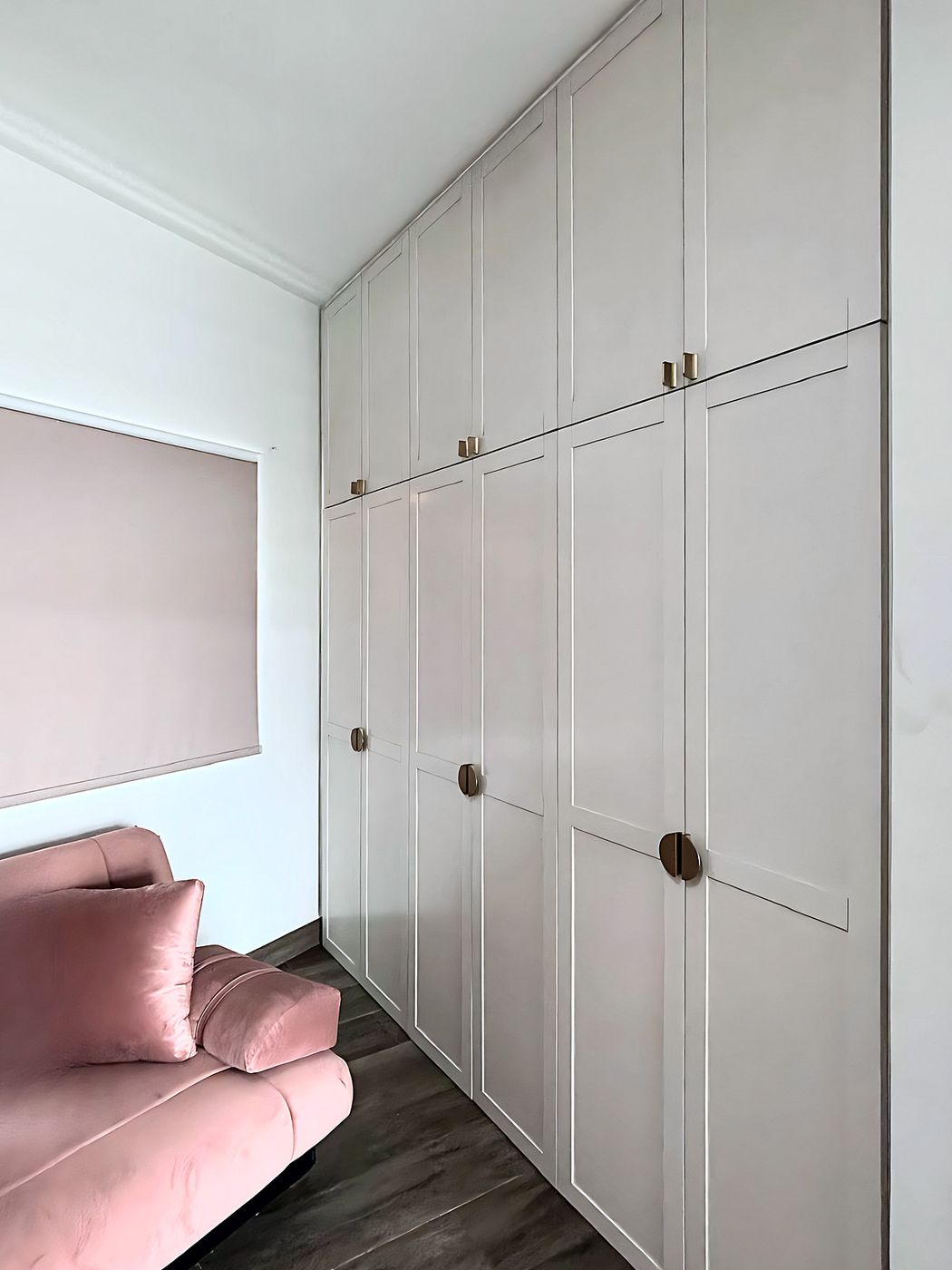 Closet y sofá de vestidor